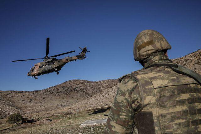 <p><strong>BİRLİKLER TEYAKKUZDA</strong></p>
<p>PKK'lı teröristlerin son dönemlerde, özellikle sisli ve yağmurlu havalarda, askeri birliklere ve üs bölgelerine saldırı hazırlığında olduklarının tespit edilmesi üzerine güvenlik güçleri, teyakkuza geçti. </p>