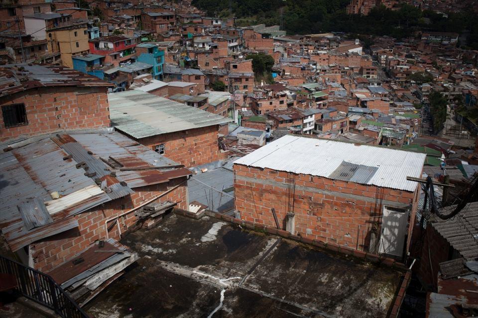 <p>Comuna 13, kentsel planlamaya çok uygun durumda olmamasına karşın, sosyal ve toplumsal dokunun gelişmesine yönelik eşsiz deneyimlerin gerçekleştirildiği bir yer.</p>
