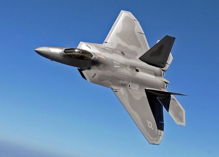 <p>TUSAŞ ile BAE Systems'in ortak çalışmayla üreteceği milli muharip uçağı TF-X, Türk Silahlı Kuvvetlerine kuvvet katacak. 2023'e kadar prototip çalışmasının yapılması planlanan uçağın, 2030'dan sonra envantere girmesi ve peyder pey F-16'ların yerini alması planlanıyor. Ortak çalışma ile muharip uçak için, maksimum bilgi ve teknoloji transferi sağlanacak. Türk uzman ve mühendisler, jet yapımı konusunda uzmanlaşacak. İlk aşamada 250 uçağın üretimi hedefleniyor. </p>