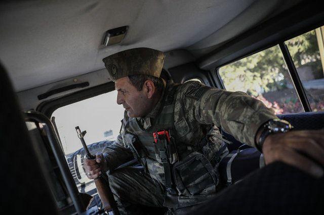 <p>Akçay'daki tugaya bağlı 3'üncü Motorlu Piyade Tabur Komutanlığı Yağızoymak'ta görev yapan askerlerin katıldığı arama tarama faaliyetleri kapsamındaki operasyonlarda ise teröristlerin olabileceği değerlendirilen bölgeler, gece gündüz gözetlenerek, yoğun ateş altına alındı.</p>

<p> </p>

