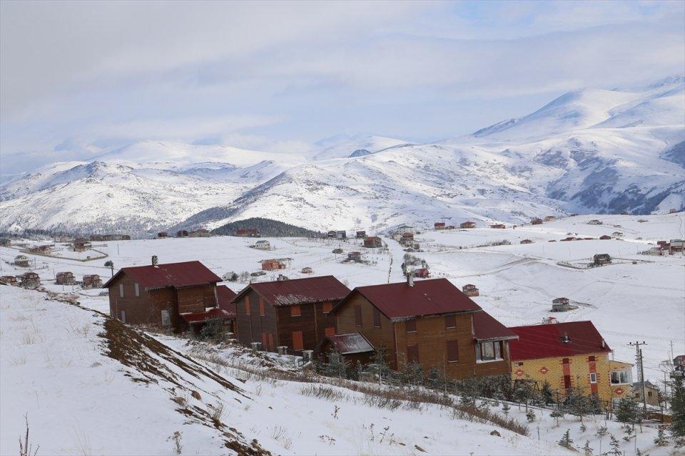 <p>Kar yağışıyla 2 bin rakımlı Çambaşı Yaylası beyaza büründü, kartpostallık görüntüler oluştu. Yörede hava sıcaklığı 8 ile 10 derece düştü. </p>

<p> </p>
