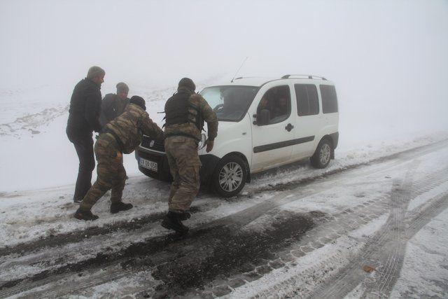 <p> </p>
<p>Kar ve tipi nedeniyle Muş'ta kapanan 9 köy ve 22 mezra yolunda yürütülen çalışma sonrası ulaşım sağlandı. Yolda mahsur kalan bazı araçların kurtarılmasına bölgede önlem alan güvenlik güçleri de yardım etti</p>
<p> </p>