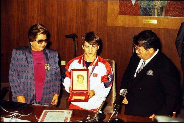 <p>Özal, tedavi gördüğü hastanede 50 yaşında hayatını kaybeden, yüzyılın sporcusu olarak nitelendirilen olimpiyat, dünya ve Avrupa şampiyonu eski milli halterci Naim Süleymanoğlu'nun Fatih Camisi'ndeki cenaze törenine katıldı.</p>
