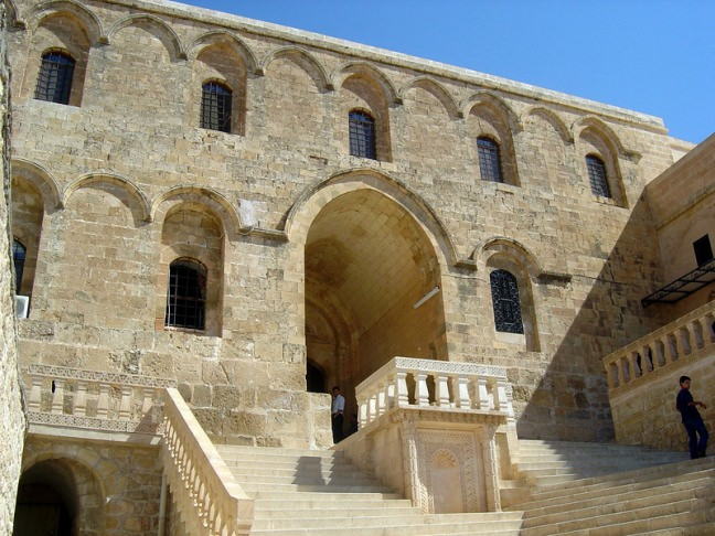 <p>Adana Kalesi</p>

<p>Abbasi Sultanı Halife Harun Reşid tarafından, eskiden kalan kale yıkıntıları üzerine 781’de yaptırılmıştır. 1836’da Adana’yı işgal eden Mısır valisi Kavalalı Mehmet Ali Paşa tarafından yıktırıldığı için bugün temellerinin bir bölümü kalmıştır.</p>
