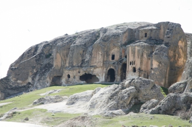 <p><strong>İhsaniye Ayazini Kasabası (Metropolis)</strong></p>

<p>Afyon-Eskişehir karayolunun 27.km.den sağa doğru 4.7 km. gidilerek ulaşılan Ayazini kasabasının Frigler Dönemi'nden beri yerleşim yeri olarak kullanıldığı bilinmektedir. Roma ve Bizans Dönemleri'ne ait aile ve tek kişilik kaya mezar odaları, Bizans Dönemi'ne ait kiliseler ve kaya yerleşimleri arazinin elverişli olması nedeniyle oyularak yapılmış eserleridir. Aslanlı mezar odaları, sütunlu mezar odaları ile kayaya oyulmuş kilise ve şapeller bulunmaktadır.</p>
