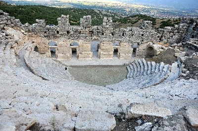 <p><strong>Synnada:</strong></p>

<p>Şuhut ilçe merkezinde bulunan kent, Roma ve Bizans dönemlerinde Frigya’nın başkenti olmuş büyük bir kenttir. Roma döneminde yarı özerk bir konuma ulaşmış olan kentte, imparator adına ve Hieropolis’le ortaklaşa, gümüş Cistophorus ve bronz sikkeler bastırılmıştır.</p>
