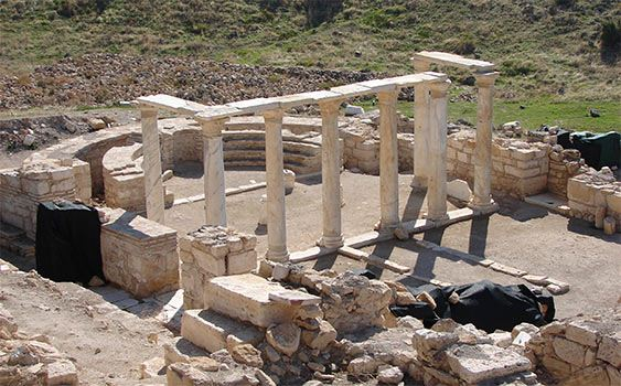 <p><strong>Hierapolis:</strong></p>

<p>Sandıklı ilçesi, Koçhisar köyünde bulunan Pentapolis kentlerinden biridir. Aynı zamanda Phrygia Salutaris (Şifalı Frigya)'nın merkezidir. "Kutsal Kent" olarak adlandırılmıştır.</p>
