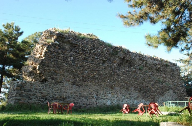 <p><strong>Sandıklı Kalesi:</strong></p>

<p>Germiyanoğulları Sultanı Yakup Bey tarafından yaptırılmış olan kale, Eski Tunç Çağı’ndan beri yerleşim yeri olmuş bir höyük üzerine inşa edilerek üç kat sur ile çevrilmiştir. Günümüze ulaşmış tek parçası, 8-10 metrelik sur duvarıdır.</p>
