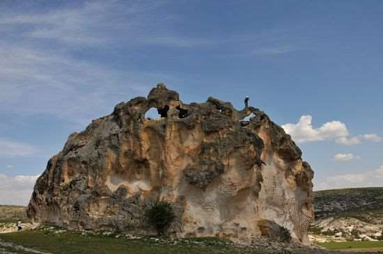 <p><strong>Avdalas Kalesi:</strong></p>

<p>Afyon Gazlıgöl Kaplıcası’ndan 10 km. uzaklıktaki Ayazini köyündedir. Tüf kayaya oyulmuş çok katlı ve çok odalı sarnıçlı bir kaya kütlesi olup, yerleşim yeri olarak kullanılmıştır.</p>
