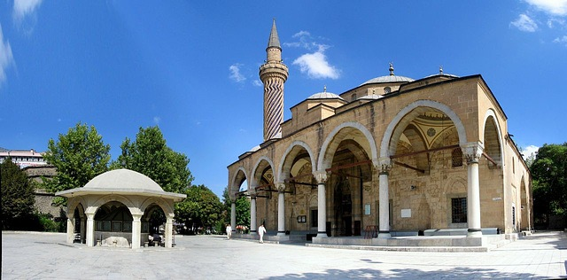 <p><strong>İmaret Camii:</strong></p>

<p>1472 yıllarında Fatih Sultan Mehmet’in vezirlerinden Gedik Ahmet Paşa tarafından Mimar Ayas Ağa’ya yaptırıldığı bilinmektedir ve Osmanlı döneminin en güzel eserlerinden biridir. Üzeri altı sütun üzerine sivri kemerli sekizgen kasnaklı bir kubbeyle örtülüdür. 1795’te onarımı yapılmıştır.</p>
