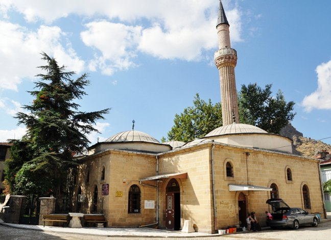 <p><strong>Mısri Camii:</strong></p>

<p>Akşemseddin’in halifelerinden Abdurrahim Karahisari adına Şahkancioğlu Evliya Kasım Paşa tarafından 1466 yılında yaptırılmıştır. Tek kubbeli mescit biçimindeyken, sonradan etrafı açık dört kubbeli cemaat bölgesi eklenerek camiye dönüştürülmüştür.</p>
