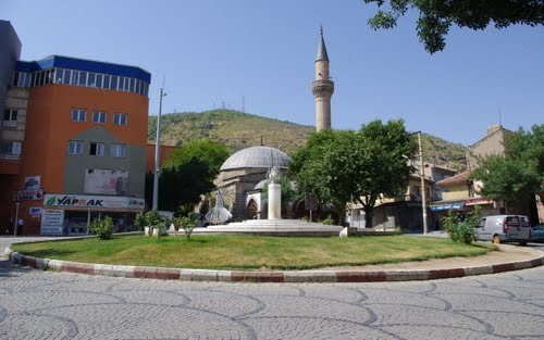 <p><strong>Ot Pazarı Camii:</strong></p>

<p>Tuzpazarı Caddesi’nde, sebze hali (bugünkü Belediye Çarşısı) bitişiğindedir. 1590’da Tellalzade Süleyman Çavuş yaptırmış, yıkılan minaresi 1958’de yenilenmiştir. Kesme taş ve kare planlı tek kubbelidir. Kuzeyde camla kaplı olan son cemaat yeri sonradan eklenmiş olup, üç sivri kemer üzerine üç kubbeyle örtülmüştür. Minaresi tek şerefelidir. Mihrabı sonradan yapılmış ve beyaz mermerle kaplıdır.</p>
