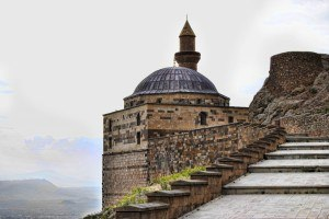 <p>I. Selim tarafından yaptırılmış olan Beyazıt Eski Camii kesme taştan yapılmıştır. Kare planlı ve tek kubbeli bir yapıya sahiptir.</p>

<p>Doğu Anadolu’nun kültürel özelliklerini en iyi şekilde yansıtan Ağrı, gezilecek ve görülecek tarihi-doğal alanlarıyla merak edilen şehirlerden biridir.</p>

<p>Kış aylarında kayak yapabileceğiniz, yaz aylarında ise turistik mekanlarını ziyaret edebileceğiniz Ağrı, tarihini yansıtan Beyazıt Eski Camii de turistlerin merak ettiği noktalar arasındadır.</p>

<p>Doğu Beyazıt Kalesi’nin güneyinde bulunan Beyazıt Eski Camii’nin Yavuz Sultan Selim tarafından yapıldığı düşünülmektedir. Kitabesinde ise; 1687 yılında onarıldığı belirtilmektedir. Ağrı gezinizde görmeniz gereken yerlerden biri olan Beyazıt Eski Camii’ni listenize dahil etmelisiniz.</p>
