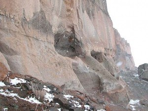 <p>Günbuldu Köyü’ndeki antik kent olan Meya Mağaraları Diyadin’in 12 km batısında yer alır. Kayalara oyulmauş yapılardan oluşan mağaralarda pek çok değişik oda, tapınak, ibadethane, mağara ve barınma yeri vardır.</p>

<p>Ağrı’nın gezilecek yerleri arasında bulunan Meya Mağaraları, şehre gelenlerin ziyaret ettiği noktalardan biridir. Diyadin ilçesine 15 kilometre uzaklıkta bulunur ve Günbuldu Meya Köyü sınırları içerisindedir.</p>

<p>Mağaraların çevresinde birçok tarihi kalıntıyı da görmek mümkündür. Değişik inançların izlerine rastlanan bölgede birçok tapınak, barınma yeri, oda ve mağaralar vardır.</p>

<p>Yapılan odalar özellikle tehlikelerden korunmak amacıyla kayalar üzerine inşa edilmiştir. Köklü bir tarihin yanı sıra önemli bir kültür değeri de bulunan şehirdeki bu bölgede, aynı zamanda Hz. Ali’nin atının ayak izleri olduğu tahmin edilen taşlar da bulunmaktadır.</p>

<p>Günümüze kadar ulaşan az sayıdaki eserler arasında ise İslam ve Yezidi mezarları da vardır. Ağrı tatilinizde Meya Mağaraları’nı gezerek hem mağarayı hem de çevresindeki tarihi kalıntıları görme imkanı yakalayabilirsiniz.</p>
