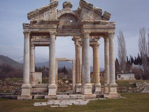 <p>Ağrı’da özellikle Urartular döneminin izlerini taşıyan pek çok antik kent ve höyük yer almaktadır. Bunların başlıcaları Diyadin Meya Köyü, Girik Tepe, Toprakkale ve Eski Beyazıt’tır.</p>
