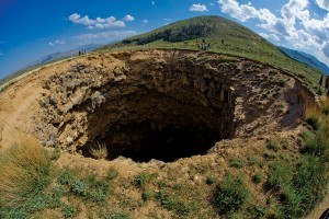 <p>Dünyanın en büyük ikinci meteor çukuru Ağrı’da yer almaktadır. Bu muhteşem ve eşsiz doğal oluşum Ağrı’da görecekleriniz arasında yer almalı.</p>

<p>Ağrı’nın Doğubeyazıt ilçesinde bulunan meteor çukuru, Gürbulak sınır kapısı ve Sarı Çavuş köyo arasında bulunmakla birlikte, Doğubeyazıt’a 35 km uzaklıktadır. 1892 senesinde bu noktaya bir göktaşı düşmüş ve büyük bir çukur açılmıştır.</p>

<p>Fakat bu nokta, günden güne dünyanın en büyük ikinci meteor çukuru olma özelliğini kaybediyor. Çünkü bakımsızlık nedeniyle, çukurun içi zaman geçtikte oluyor.</p>

<p>Özellikle yabancı turistlerin yoğun ilgisini gören ve turizm açısından önemli bir nokta olan Ağrı Meteor Çukuru, eski dönemlerde 60 metre derinliğindeyken günümüze 35 metre derinliğindedir. Ağrı otellerinin birinde konakladığınız bir gün meteor çukurunu görmek için kısa bir yolculuk yapabilirsiniz.</p>
