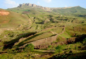 <p>Her yıl binlerce yabancı turistin ziyaret ettiği ve Ağrı’da inanç turizminin merkezilerinden olan Nuhun Gemisi, Ağrı Dağı’nın güney tarafına bakan Üzengili ve Telçeker köylerinin arasında yer alır. Doğal bir anıt olan Nuhun Gemisi siluet şeklinde bir kalıntıdır.</p>
