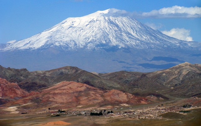 <p>Türkiye’nin en büyük dağı olan ve aynı zamanda volkanik bir özellik taşıyan Ağrı Dağı’nın %35’i Iğdır ilinde, %65’i iseAğrı ilinde bulunmaktadır.</p>

<p>Her mevsim zirvesindeki erimeyen karlarıyla ve ülkenin en büyük dağı olması sebebiyle tırmanışlar için çok cazip gelen Ağrı Dağı’nın 5137 metrelik Atatürk zirvesi ve 3898 metrelik İnönü zirvesi vardır.Aynı zamanda Türkiye’nin en büyük buzulunun bulunduğu dağ, farklı dillerde birçok isme sahiptir. Ararat, Kuh-i Nuh, Cebel ül Haris bu isimlerden bazılarıdır.</p>

<p>Ağrı Dağı’yla ilgili değişik bir fikir de ileri sürülmektedir. Büyük Tufan’dan sonra Nuh’un gemisinin Ağrı Dağı’na oturduğuna dair değişik bilgiler vardır. Fakat Kur’an-ı Kerim’de Nuh’un gemisinin Cudi Dağı’nda bulunduğu ifade edilmektedir.</p>

<p>Diğer taraftan Marco Polo’nun Ağrı Dağı’na hiçbir zaman çıkılamayacak bir yer olduğunu belirtmesinden sonra, 1829’da Frederik Von Parat’ın dağın zirvesine çıkmasıyla Ağrı Dağı’nda tırmanış yapılmaya başlanmıştır. Binlerce dağcının merakla gidip gördüğü ve tırmanışlar yaptığı Ağrı Dağı’na 1990 yılında tırmanma yasağı getirilmiştir. 1998 yılında ise bu yasak kalkmıştır. Hem tırmanışlar yapılan hem kayak merkezi olan hem de coğrafyamızın en güzel parçalarından biri olan Ağrı Dağı, her yönüyle görenleri etkisi altına almaktadır. Dağcılıkla yakından ilgileniyorsanız, yeni hedefiniz Ağrı Dağı eteklerinden zirveye ulaşmak olabilir. Bu arada Ağrı’nın gezilecek yerleri arasında; İshak Paşa Sarayı, Doğubeyazıt Kalesi, Keşişin Bahçesi, Meya Mağaraları veBeyazıt Eski Camii bulunmaktadır. Keyifli bir Ağrı yolculuğu sizleri bekliyor.</p>
