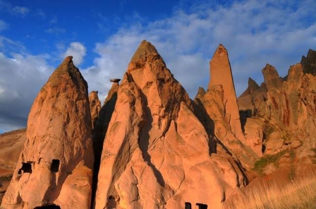 <p>Aksaray Selime Katedrali ve Peribacaları</p>

<p>Güzelyurt’un küçük bir kasabası olan Selime, Ihlara Vadisi’nin bitiş noktasında bulunmakta. Kapadokya’ya gelen turistlerin uğrak yeri olan Selime’deki kiliseler, kervan yolu ve manastır bulunduğu bölgeyi mistik atmosfere bürüyor.Selime’nin içerisindeki katedral ve peribacaları ilk göreceğiniz güzellikler olacak. Eski dönemlerde Selime’de kurulan pazar sebebiyle kervanlar bölgeye gelmekte ve develer katedralin orta kesimine çıkarılmaktaydı. Gelen kervanların dinlenmesi ve ibadetini yapması için inşa edilmiştir katedral ve manastır.Manastır aynı zamanda bölgedeki din adamlarının yetiştirildiği bir mekan olması nedeniyle önemli olup, buradaki kayalara oyulan kiliseler genellikle Bizans sanatının örnekleridir.Selime, peribacalarına oyulup işlenen barınaklarıyla, sığınaklarıyla, kiliseleriyle ve mezarlarıyla Aksaray gezilerine dahil edilmesi gereken bir kasaba. Hem uzun bir yolculuk yapıp hem de keyifli bir zaman geçirmek için Selime Kasabası’nı rotanıza dahil etmelisiniz. Selime Katedrali ve Peribacaları bir süre yaşadığınız tarihten uzaklaştıracak sizleri.</p>
