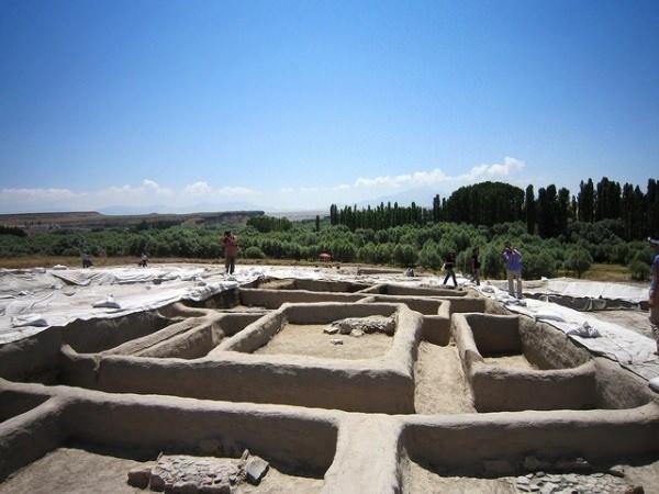 <p>Aksaray Aşıklı Höyük</p>

<p>Kapadokya bölgesinin tarihinde kendisine yer edinmiş olan Aşıklı Höyük, Aksaray ilinin 25 kilometre uzaklığındaki Kızılkaya Köyü’nde bulunmakta.Melendiz Nehri’nin kıyısında yer alan höyük, Ihlara Vadisi’ne de sadece 4,5 kilometrelik bir mesafededir. Bu durum höyüğü gezecek olanlara farklı keşif noktaları sunuyor.Aşıklı Höyük’ün 10.000 yıllık bir tarihi olduğu bilinmektedir. Aynı zamanda Kapadokya bölgesinin en eski yerleşim yeri olduğu tahmin edilmekte. Höyükte ilk yerleşmeler görüldüğü zamanlarda halkın yerleşik hayata geçtiği ve tarımla uğraştığı yapılan araştırmalarla ortaya çıkmıştır.Aynı zamanda bölgede bulunan iki kafatasındaki ameliyat izlerine rastlanması da tıp tarihi için oldukça önemlidir. Bu durum tarihte yapılan ilk beyin ameliyatının bu bölgede gerçekleştiğini göstermektedir. Bulunan kafatası günümüzde Aksaray Müzesi’nde sergileniyor.</p>
