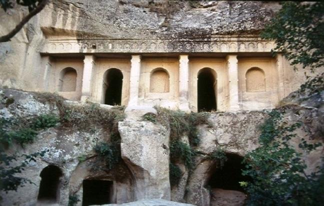 <p>Aksaray Sümbüllü Kilise</p>

<p>Ihlara Vadisi’nin birbirinden benzersiz yapıları arasındaki Sümbüllü Kilise, tarihi bir atmosfere sürükler gelen ziyaretçileri.Aksaray’ın sınırları içerisinde bulunan Sümbüllü Kilise’nin esasında bir manastıra ait olduğu düşünülmektedir. Hakkında pek bir bilgi bulunmamakla birlikte XI.-XII. yüzyıllar arasında yapıldığı tahmin edilmektedir.Kilisenin görülmesi gereken detayları arasında freskoları vardır. İncil’deki sahneler, Mikail ve Cebrail arasında Meryem, Meryem’in ölümü, Aziz tasvirleri sağlam bir şekilde günümüze kadar gelebilmiştir.Ihlara Vadisi gezinizde Sümbüllü Kiliseyi de ziyaret etmeyi unutmamalısınız. Vadinin en </p>
