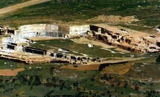 <p>Aksaray Acemhöyük</p>

<p>Aksaray’ın tarihi alanlarından biri olan Acemhöyük, şehir merkezine yakınlığıyla ve kolay ulaşım imkanıyla keşfedebileceğiniz yerler arasındadır.<br />
Bölge, Yeşilova Köyü’nde bulunup il merkezine 18 kilometre uzaklıktadır ve ilk yerleşim Erken Tunç Çağı’nda görülmektedir. Acemhöyük’te yapıla arkeolojik kazılar sonucunda; damgalar, boncuklar, altın süs eşyaları, çanaklar, çömlekler, fildişi yapıtlar, heykelcikler ve evler bulunmuştur.</p>
