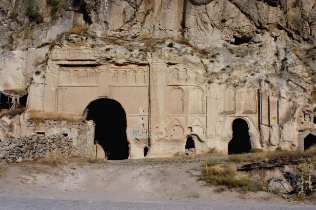 <p>Aksaray Ala Kilise</p>

<p>Ihlara Vadisi’nin tarihi mekanlarından biridir Ala Kilise. Hristiyanlığın ilk dönemlerinde ait olan Ala Kilise, kayalara oyularak yapılmıştır. Kilisenin küçük girişleri ve pencereleri vardır.Aksaray ili sınırları içerisindeki kilise, Kapadokya’yı keşfedenlerin ilk duraklarından biridir. Kilisedeki freskolar göz doldurmakla birlikte; İsa’nın doğumu, Son Akşam Yemeği, Mısırlı Meryem’in Takdis Edilmesi ve Aziz tasvirleri bulunmaktadır.Kapadokya keşiflerinize Ala Kilise’yi dahil edebilir ve bu tarihi yolculuğunuza birbirinden göz alıcı freskoları ekleyebilirsiniz. Şehrin görülmesi gereken yerleri arasındakiBahattin Samanlığı Kilisesi, Güvercinkayası, Çatalhöyük ve Nora Antik Kenti de gezi rotalarınızda yerini alabilecek noktalardan sadece birkaçıdır. Keşiflerle dolu bir Aksaray gezisi sizleri bekliyor.</p>
