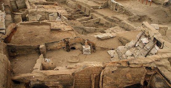 <p>Aksaray Çatalhöyük<br />
 <br />
Burada Hasandağı’na ve Aksaray’a ait vesikalara rastlanır. Aksaray’da bulunur. Konya’dan da ulaşım mümkündür.<br />
MÖ. 7000-6000 yıllarında Neolitik devirde Anadolu medeniyetinin yaşam tarzına izlere burada rastlamamız mümkün. En ilgi çekici tarihi eserlerin başında Hasandağı’nın lav püskürttüğünü tasvir eden bir kazıntı resim gelmektedir.<br />
 <br />
Neolotik dönemde Aksaray ve çevresindeki yerleşim birimleri iskan görmüştür. Bu nedenle çevre köylerde (Böget ve Koçaş) bu döneme ait seramiklere rastlanmaktadır. Aksaray’a gelmişken mutlaka görülmesi gereken hem tarihi hem de doğal güzelliklerin başında gelir.</p>
