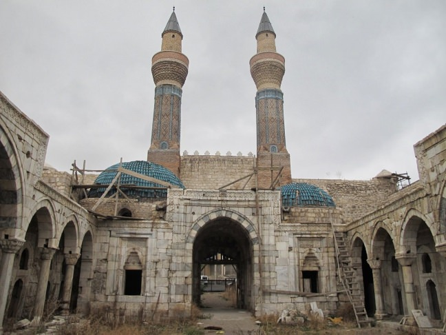 <p><strong>Gök Medrese Camii</strong></p>

<p>1267 yılında Amasya Valisi Seyfettin Torumtay tarafından yaptırılmıştır. Cami; medrese ve mezar odası ile kapalı bir külliye şeklindedir.</p>
