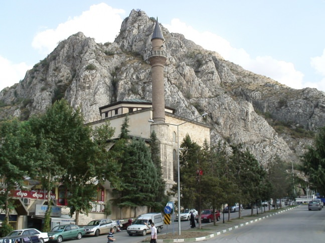 <p><strong>Gümüşlü Camii</strong></p>

<p>Taceddin Mahmut Çelebi tarafından 1326 yılında yaptırılan cami Amasya'da bulunan ilk Osmanlı dönemi eseri olduğundan önem taşır. Kesme taştan yapılmış ve kare planlı olan cami kiremit örtülü ahşap kubbe ile kapatılmıştır. </p>
