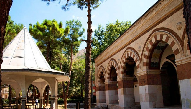 <p><strong>Bayezid Paşa Camii</strong></p>

<p>Amasya Emîri Bayezid Paşa tarafından 1414 yılında yaptırılmıştır. Yapının planı, küçük birkaç ayrıntı dışında Bursa Yeşil Cami’ye benzemektedir. Arka arkaya iki kubbe, öndeki kubbenin yanlarında ikişer küçük kubbesi ile tipik bir zaviyeli camidir. </p>
