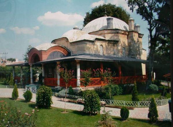 <p><strong>Yörgüç Paşa Camii</strong></p>

<p>Sultan II. Murat'ın vezirlerinden Atabey Abdullah'ın oğlu Yörgüç Paşa tarafından 1428 yılında yaptırılmıştır. Giriş kapısının üstünde geometrik motifler ve çiçek motifleriyle süslenmiş sağır pencerelerin altında bir kitabe yer almaktadır.</p>
