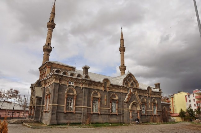 <p><strong>Fethiye Camii</strong></p>

<p>Fethiye mahallesinde yer alan cami, ilk yapıldığı yıllarda kilise olarak inşa edilmiştir. Bizans İmparatoru Phocas'ın (602-610) kızı Helâna tarafından yaptırılmış olan kilise, 1116 yılında Fetih Gazi tarafından camiye çevrilmiştir.</p>
