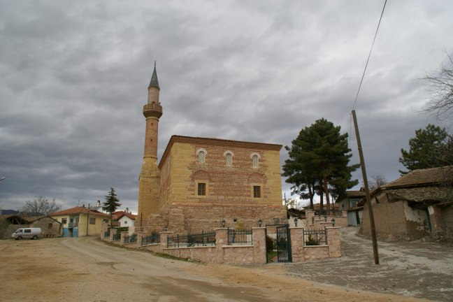 <p><strong>Abide Hatun Camii</strong></p>

<p>Merzifon ilçesinde bulunan cami, Sadrazam Merzifonlu Kara Mustafa Paşa'nın annesi Abide Hatun tarafından 17. yüzyılın başında yaptırılmıştır. Ahşap üzerine kalem işi teknikle yapılmış uygulamaların güzel örneklerini görmek mümkündür.</p>
