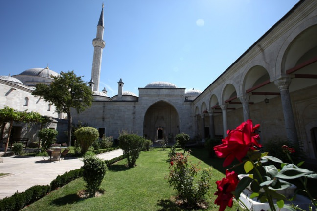 <p><strong>Sultan II. Bayezid Külliyesi</strong></p>

<p>Sultan II. Bayezid adına, 1485-86 yılları arasında cami, medrese, imaret, türbe, şadırvan ve çeşmeden ibaret bir külliye olarak yapılmıştır.</p>
