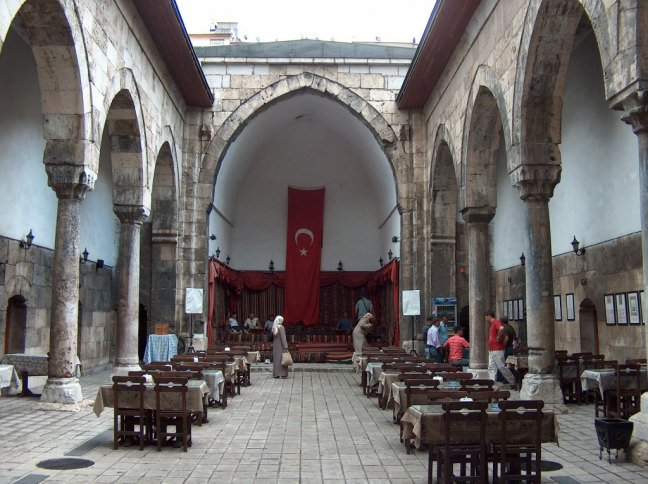 <p><strong>Bimarhane (Darüşşifa)</strong></p>

<p>İlhanlı döneminden günümüze ulaşan bir eserdir. İlhanlı Hükümdarı Sultan Mehmet Olcayto ve hanımı Uduz Hatun adına Anber Bin Abdullah tarafından 1308-1309 yılında yaptırılmıştır. Yapının özellikle ön cephesi sanat bakımından çok değerlidir.</p>
