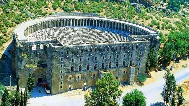 <p><strong>Aspendos Antik Kenti</strong><br />
<br />
Aspendos Antik Tiyatrosu muazzam büyüklükte ve halen sapasağlam ayakta olmasıyla dikkat çeken bir tiyatrosu olsa da, su kemerleri, bazilikası, stadyumu, çeşmesi ve kemerleri ile tam anlamıyla bütün bir kenttir ve Dünya’nın sayılı eserlerinden birisidir.</p>
