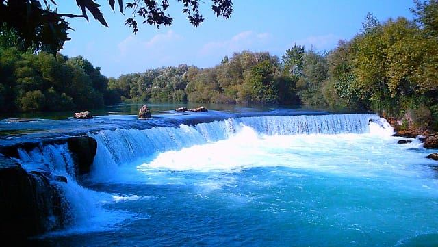 <p><strong>Manavgat Şelalesi</strong></p>

<p>Antalya’da gezilecek yerler listemizde sonraki durağımız Manavgat Şelalesi.Manavgat’ın, hatta Antalya’nın bile simgesi haline gelen şelalenin ne denli güzel olduğunu anlayabilmek için fotoğraflara bakmak yetmez. Şelaleyi birebir gördüğünüz zaman neden bu kadar değer biçildiğini anlamanız mümkün olacaktır. Ayrıca Manavgat Şelalesi etrafında yer alan mesire alanları da biraz nefes almak için oldukça elverişlidir.</p>
