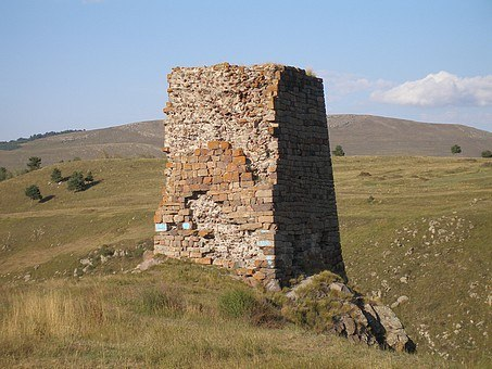 <p>Kazan kalesi</p>

<p>Ardahan’ın 12 – 13 km kuzeydoğusunda yer alır. Bu kalenin M. S. 8. – 9. Yüzyıllarda Türkistan’daki Kazan bölgesinden gelip, bu bölgede yaşadıkları bilinen Türkler tarafından yapıldığı sanılmaktadır.</p>
