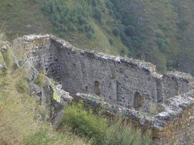 <p>Sevimli kalesi</p>

<p>Hanak ilçe merkezinin 20 km. güneydoğusundaki Sevimli köyü civarında yer alan bu kale Urartu Kalelerinin özelliklerini taşımaktadır.</p>
