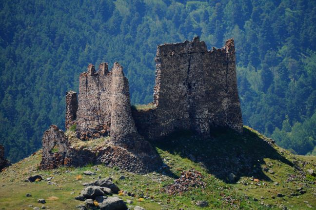 <p>Kinzi kalesi</p>

<p>Milattan önce inşa edildiği sanılan Kinzi Kalesi Ardahan’ın 30 km. batısındaki Bağdeşen köyünün kuzeyinde yer alır.</p>
