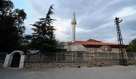 <p>Esenköy Camii<br />
Murgul ilçesi, Esenköy’de bulunmaktadır. 1863 yılında inşa edilmiştir. Tümüyle ahşap olan yapı, yöresel mimari özellikleriyle ilgi çekmektedir.</p>
