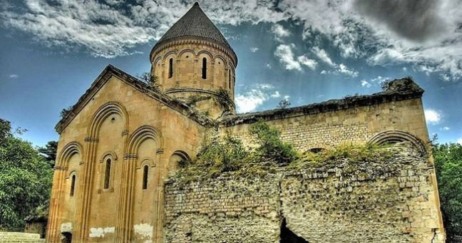 <p>Köprülü Kilise<br />
Şavşat ilçesinin 7 km. kuzeybatısında yer alan Köprülü köyündedir. Bölgedeki kiliselerin merkezi sayıldığı tahmin edilmektedir. Kıpçaklı beylerinden Zor Tana tarafından yaptırılan kilisenin bugün yalnızca kalıntıları vardır.</p>
