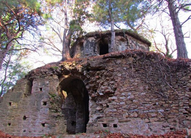 <p><strong>Kurşunlu Manastırı</strong></p>

<p>Kurşunlu manastırı içindeki kilisenin (şapel) tavanının en önemli özelliği kresklerdir. ikonoklastik (puta karşı) dönemde simgesel ve geometrik motifler; 9. yüzyılın ikinci yarısında, ikonoklastik dönemden sonra ise, dinsel olaylar ya da kişisel fresklerde gösterilmiştir. balık, horoz ve üzüm başlıca dinsel simgelerdir.</p>
