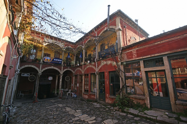 <p><strong>DERVİŞOĞLU HANI</strong></p>

<p>1897 yılında Dervişoğlu Ali ve Osman Kardeşler tarafından yaptırılmıştır. Dikdörtgene yakın planlı, iki katlı ve revaklıdır. Birinci katta 7, ikinci katta 9 odası vardır. Yapı malzemeleri taş ve tuğla olup, sonradan restore edilmiştir. Halen ticari depo olarak kullanılmaktadır. Karakaş caddesindedir.</p>
