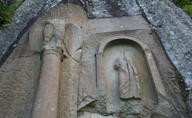 <p><strong>KUŞ KAYASI VE YOL ANITI.</strong></p>

<p>Amasra - Bartın karayolu üzerinde, Amasra'ya 4 km uzaklıktaki Kuşkayası mevkisindedir.Roma İmparatoru T. Germanious Claudius zamanında Doğu Eyaletleri İnşa Ordusu Komutanlığı yaptıktan sonra yaşam boyu Bitinya -Pontus Valiliğine atanan Gaius Julius Aguilla tarafından M.S. 41-54 yıllarında yaptırılmıştır. </p>

<p>Roma yol ağının bir parçası olan ve İmparatorun anısına yaptırılan bu anıt; yufka kabartma tekniğiyle kayalara oyulmuş Kral heykeli ve Roma Hakimiyet Kartalı ile birbirini tamamlayan iki kitabe, oturma sedirleri ve kaya nişlerini kapsamaktadır. Anıta ait , Kral Heykeli ve Hakimiyet Kartalı'nın başları tahrip olmuştur. Birisi kral figürünü çevreleyen Niş'in üstünde, diğeri kabartmalardan uzakta ve batıda bulunan birbirini tamamlayan kitabelerde; "Devletlerarası barışın ve dostluğun anısına, İmparator Germanious'un yüceliği için G.J.Aguilla dağı yardı ve bu dinlenme yerini kendi özel ödeneği ile yaptırdı" ifadeleri bulunmaktadır. --</p>
