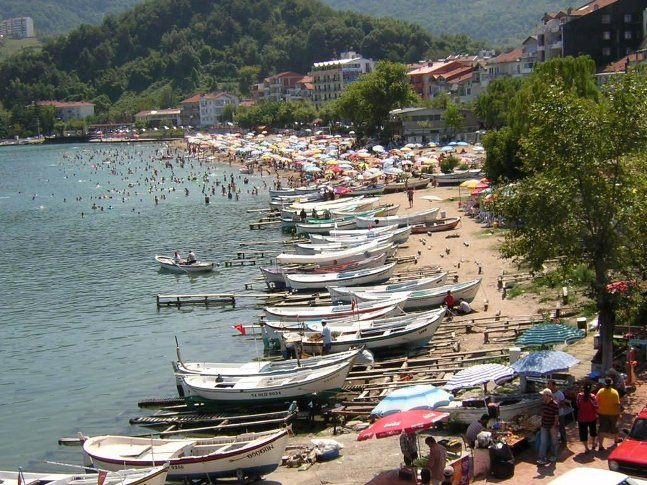 <p><strong>AMASRA PLAJI</strong></p>

<p>3000 yıllık tarihsel değerlerin eşsiz doğal güzelliğiyle bütünleştiği “Çeşm-i Cihan Amasra”; ülkemizin en eski turizm beldesi ve Bartın Turizminin kalbidir.</p>
