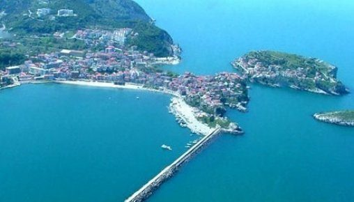 <p><strong>YAT LİMANI. </strong></p>

<p>Amasra ve Kurucaşile limanları, yat gecelemelerine müsaittir. Kurucaşile, dağların suya değdiği ve dünyada yapılan ilk ahşap teknenin yüzdürüldüğü yer olarak bilinir. Şöhretini bugünde Türkiye'nin güzel ahşap guletlerinin yapıldığı yer olarak devam ettiriyor.  </p>
