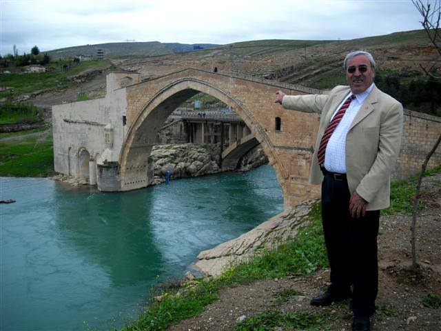 <p>Batman Malabadi köprüsü:</p>

<p>Köprü Silvan'a 23,2 km uzaklıktadır. Silvan'dan rahatlıkla ulaşım imkanı vardır. Diyarbakır Tarihi Eserler Envanteri'ne kayıtlıdır. Malabadi Köprüsü Silvan Belediyesi'nin logosunu oluşturan ana unsurdur. Artuklu Beyliği tarafından 1147 yılında yapılmış olup 7 metre eninde ve 150 metre uzunluğunda bir köprüdür. Yüksekliği, su seviyesinden kilit taşına değin 19 metredir. Renkli taşlarla inşa edilmiş, onarımlarla günümüze kadar ulaşmıştır.</p>

<p>1071 Malazgirt meydan muharebesinden sonra Selçukluların Anadolu’ya girmesiyle birlikte bölgemizde kurulan ilk Türkmen beyliği olan Artuk Oğulları beyliğinin coğrafi alanlara Türkçe isimler verdikleri bilinmektedir. Abbasilerin bölgedeki hâkimiyetleri döneminde ismi “Nehru Sadit” olan Batman Nehri, Artuk Oğulları saltanatının 140 yıllık hâkimiyeti döneminde Nehrin ismi “Ab-i Karaman” üzerinde kurulu bulunan köprüye de “Cisr-i Karaman” denmiştir. ( Kaynak: İbn Ezrak “ölümü 1181” – Tarihi Meyyafarkin ve Amid – isimli eser. ) <br />
<br />
Halen aslı Viyana milli kütüphanesinde bulunan Batman ve çevresinin en önemli kaynağı durumundaki “VAKAİ NAMEİ HISNKEYFA” aslı Arapça yazılmış 2 ciltlik eserde “Meyyafarkin (Silvan) civarındaki aşiretler ile Batman civarındaki aşiretlerin Batman Köprüsü yakınındaki çatışmalarından” bahsetmektedir. Batman ve Batman Köprüsünün ismi ilk defa bu eserde zikredilmiştir. ( Kayıt No: Mxs. 355 V. 105 a-b, 106-a Viyana Milli Kütüphanesi / Avusturya ) Bu eserde anlatıldığına göre Batman yerleşim birimi, o tarihlerde çok önemli tarihi bir yolun stratejik bir noktasında yer almaktaydı. Bu nedenle şöhreti ve önemi gittikçe artmış bulunuyordu. 14. Asrın başından itibaren nehre “Batman Nehri, üzerindeki köprüye de Batman Köprüsü” denmiş olması bu eserde zikredilmektedir. Yani Batman ismi Orta Çağdan günümüze kadar hep var olmuştur. <br />
<br />
Ayrıca Devlet Arşivleri Genel Müdürlüğü Osmanlı Arşivleri Daire Başkanlığı, 208 nolu ( 947/1540 tarihli Bitlis Vilayeti Timar İcmal Defteri 72/73 sayfalarında ) Batman isminden bahsederek “Beşiri kazasına bağlı, geliri olan bir yerleşim yeri olduğu” anlatılmaktadır. Bu tarihten 60 yıl sonra, 1600 yılında İdris-i Bitlisi tarafından yazılan “ŞEREFNAME” isimli eserde ( Ter. M. Emin Bozaraslan, İstanbul s. 211) Batman ve Batman Köprüsünden sıkça bahsetmektedir.</p>
