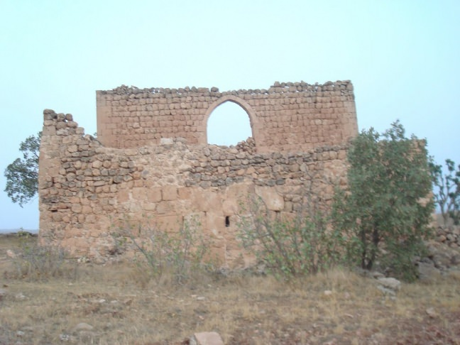 <p>Mor Aho Manastırı:<br />
İlk Çağ Süryanilerinin Hasankeyf’teki hâkimiyetleri döneminde inşa edildiği tahmin edilen Mor Aho Manastırı, Batman ili Hasankeyf ilçesine bağlı Üç Yol köyünün 2 km. kuzeyindeki Banı Mahar kırsalında inşa edilmiştir. Bu manastırın halk arasındaki mahalli ismi Mahar Kilisesi anlamına gelen Deyr Mahar’dır.<br />
Dicle nehrinden yaklaşık 150 metre yükseklikte bulunan ve Dicle’ye hakim bir düzlükte inşa edilmiş bulunan Mor Aho Manastırının yapım tarihi hakkında kesin bir bilgi yoktur. Manastırda yapılan incelemede inşa tarihine ait herhangi bir </p>
